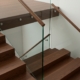Комбинация стекла и дерева в лестницах