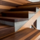 Комбинация материалов в деревянных лестницах