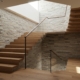 Комбинация дерева и камня в лестничных конструкциях