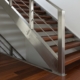 Комбинация металла и массива дерева в лестнице